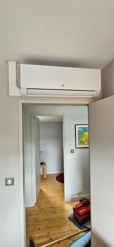Installation intérieure Unité intérieure de climatisation installée dans une pièce de la maison